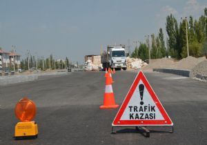 Karayazı Göksu da trafik kazası: 1 ölü 2 yaralı