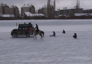 Erzurum’da kar üzerinde lastik raftingi