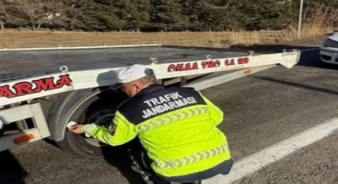 Ardahan yolunda jandarmadan ‘zorunlu kış lastiği  denetimi