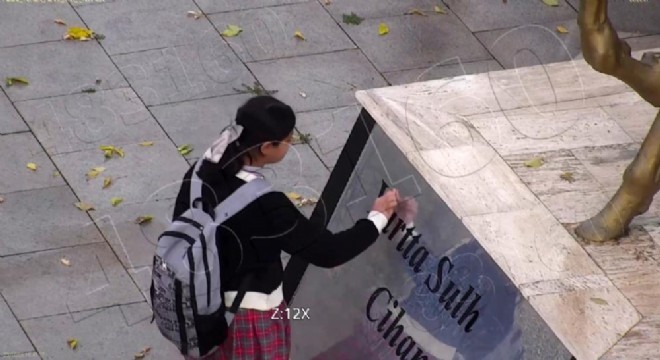 Atatürk büstünü temizleyen minik Asmin gündem oldu