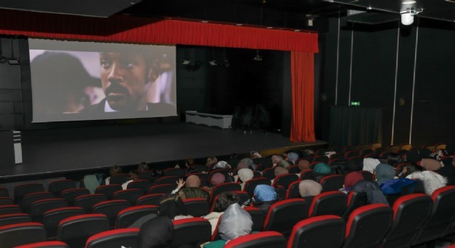 Depremzede öğrenciler için sinema etkinliği düzenlendi
