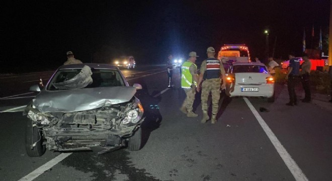 Erzincan yolunda iki otomobil çarpıştı: 12 yaralı
