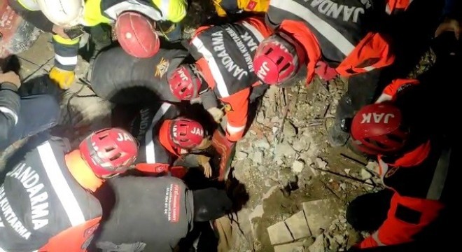 Erzurum JAK ekipleri 2 kişiyi enkazdan sağ çıkardı