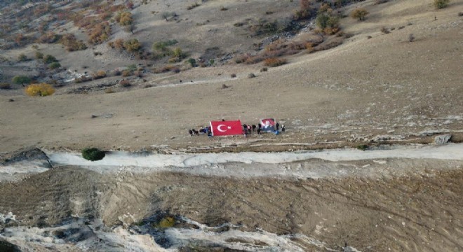 Gençler zirvede Atatürk’ü andı
