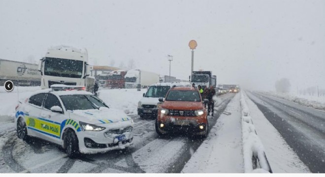 Kar ve tipi ulaşımı aksatıyor