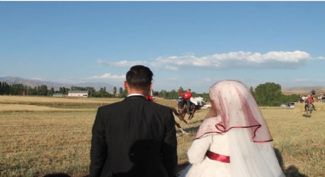 Köy düğünleri ata sporu ciritle şenleniyor