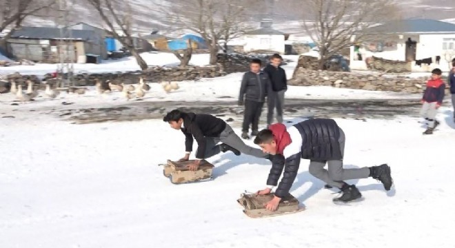 Kışın zevkini çocuklar çıkarıyor