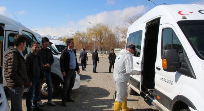 Oltu’da toplu taşıma araçları dezenfekte edildi