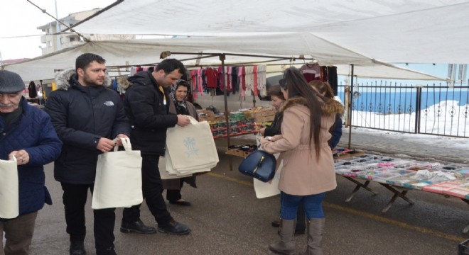 Palandöken Belediyesince pazarda vatandaşlara bez çanta dağıtıldı