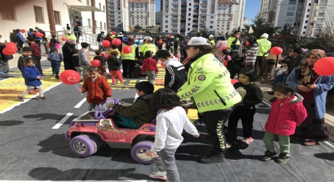 Polisler Depremzede çocuklar için seferber oldu