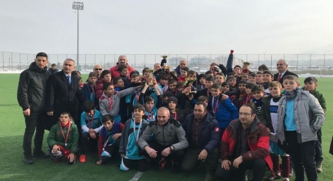 Sözeri kupa öğrencilerin kupa sevincini paylaştı