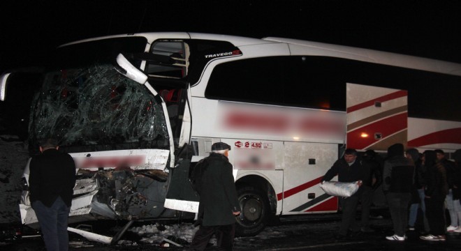 Tır ile otobüs çarpıştı: 8 yaralı