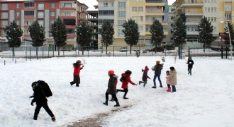 Bayburt'ta kar nedeniyle okullar bir gün tatil edildi