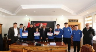 Floor Curlingte Oltu damgası