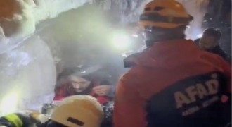 Kar temizlerken üzerlerine çığ düştü