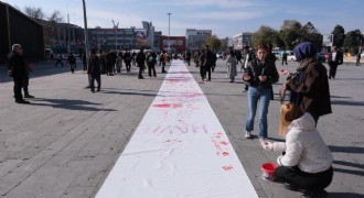 Kavukçu'dan el izleriyle 'Şiddete Hayır' çağrısı