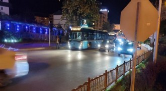 Otobüsten inen öğrenciye motosiklet çarptı