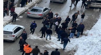 Çatıdan düşen kar kütlesi genç kızın hayatına mal oldu